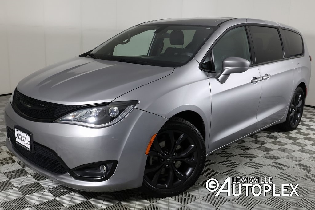 2018 Chrysler Pacifica Touring Plus's photo