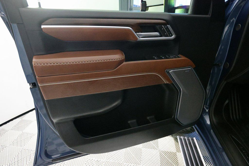 2025 GMC Sierra 3500HD Denali Ultimate - Photo 15