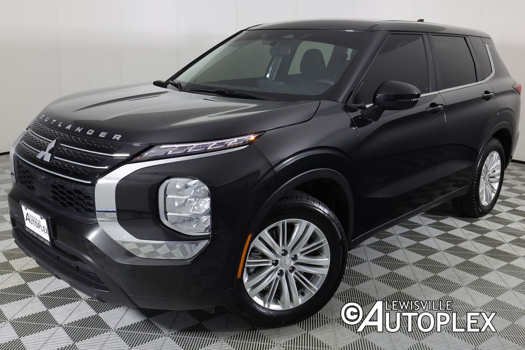 2024 Mitsubishi Outlander ES 2WD's photo