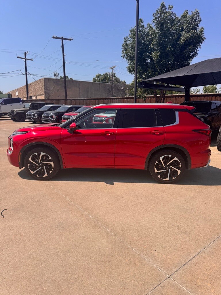 2023 Mitsubishi Outlander SEL photo 3