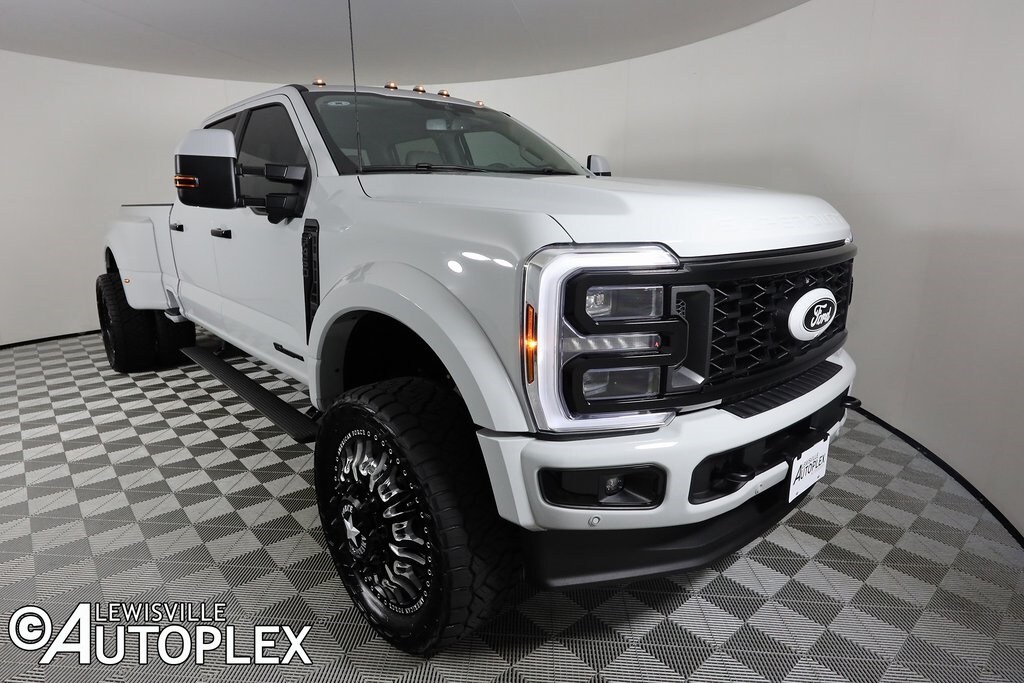 2025 Ford F-450 Platinum photo 3