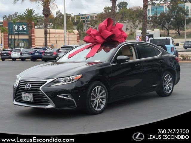 2016 Lexus ES 350 300h's photo