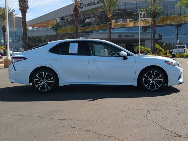 2018 Toyota Camry SE XLE photo 4