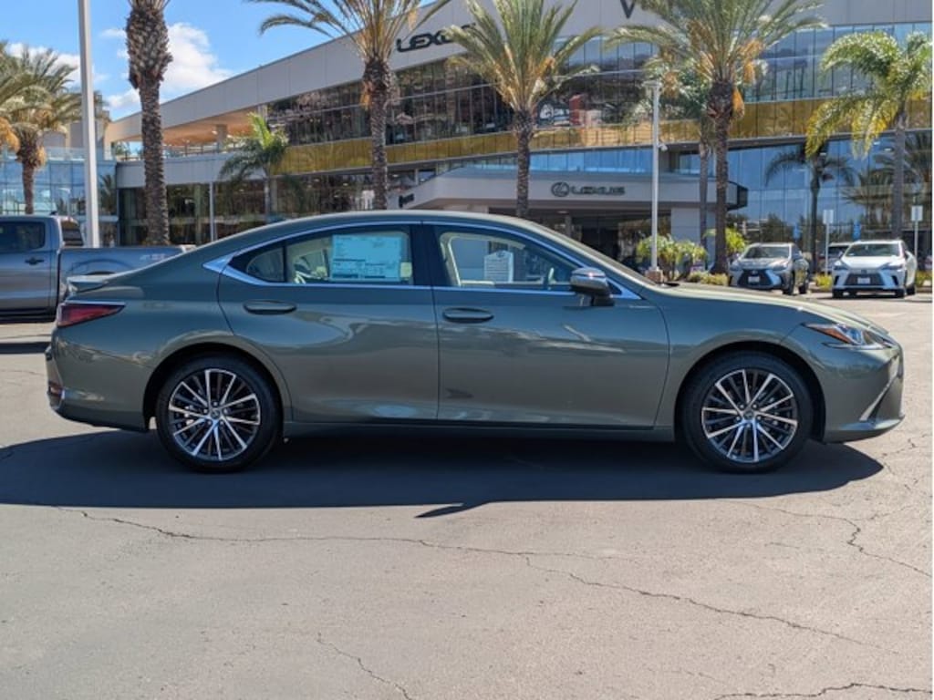 New 2025 Lexus ES HYBRID 300h 4-DOOR SEDAN
