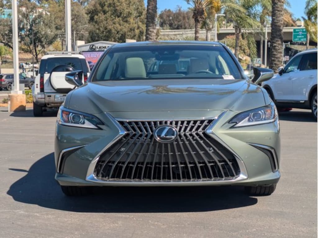 New 2025 Lexus ES HYBRID 300h 4-DOOR SEDAN
