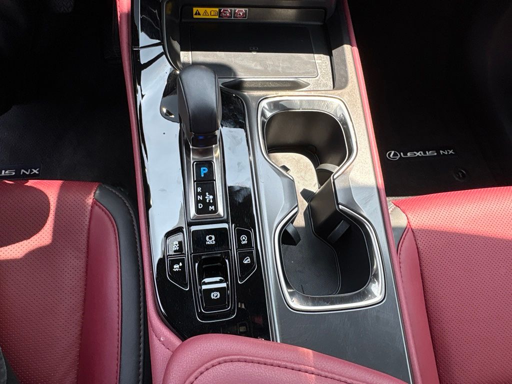 2025 Lexus NX 350 - Photo 17
