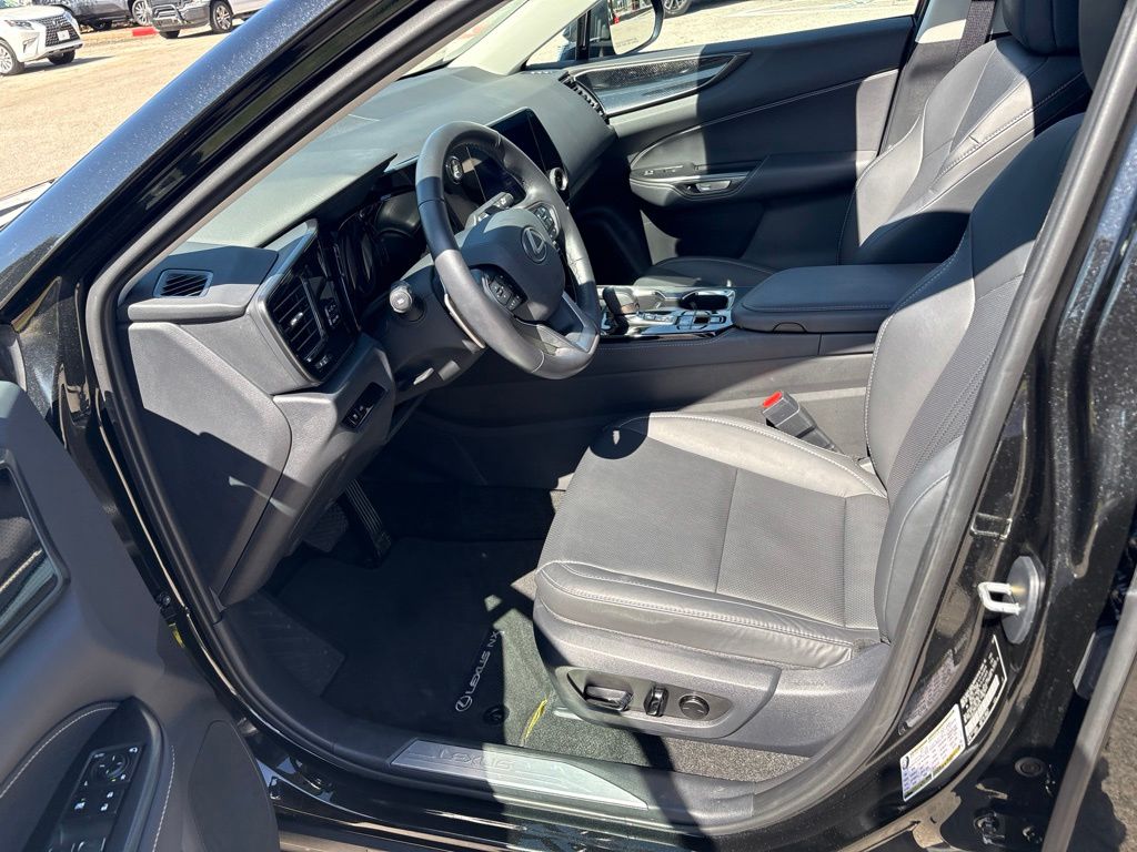 2026 Lexus NX 350 - Photo 17