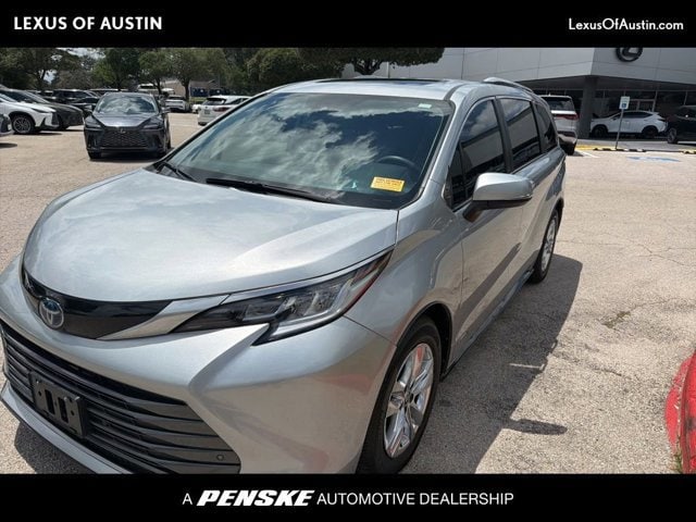 2021 Toyota Sienna Limited 7-Passenger Hybrid AWD's photo