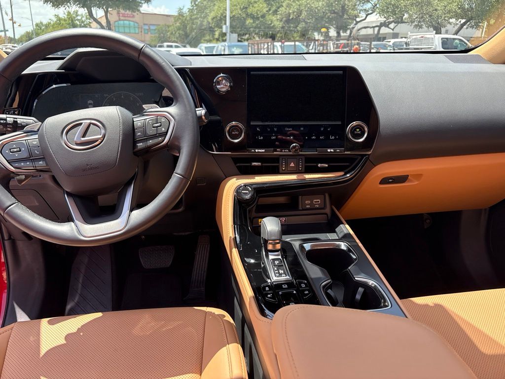2025 Lexus NX 350 - Photo 17