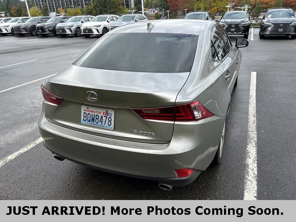2016 Lexus IS 200t photo 4