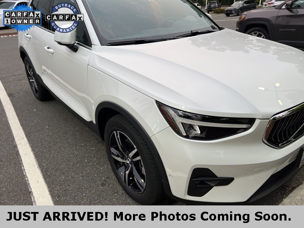 2023 Volvo XC40 Plus photo 2