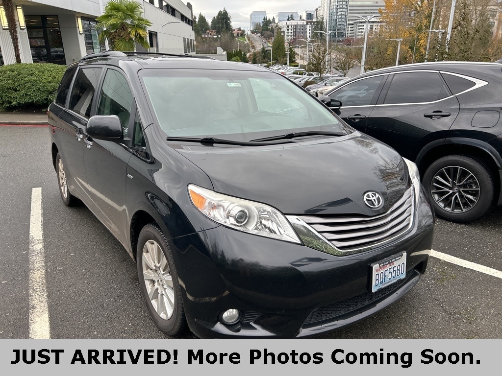 Used 2017 Toyota Sienna XLE Premium Minivan/Van