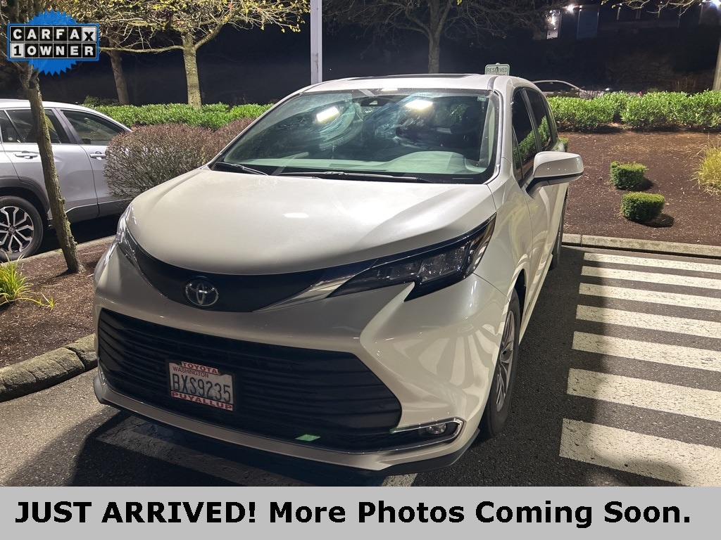 2021 Toyota Sienna XLE's photo