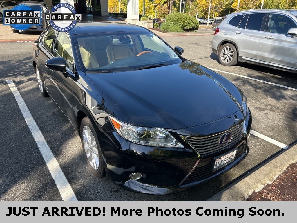 2015 Lexus ES 300h photo 2