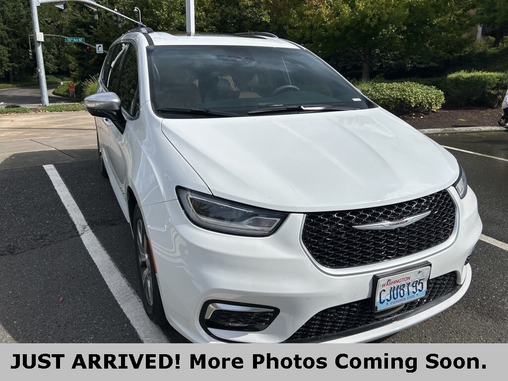 2023 Chrysler Pacifica Hybrid Pinnacle photo 2