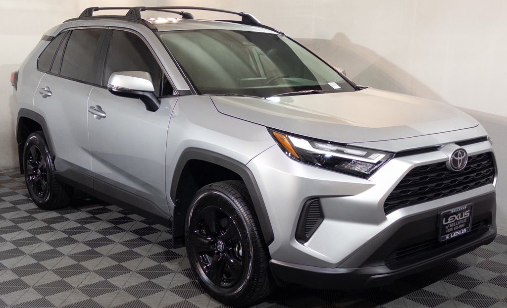 2025 Toyota RAV4 XLE AWD's photo