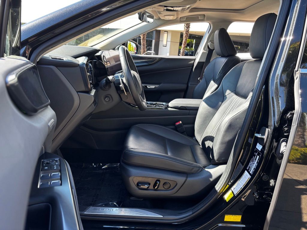 2025 Lexus NX Hybrid 350h - Photo 12