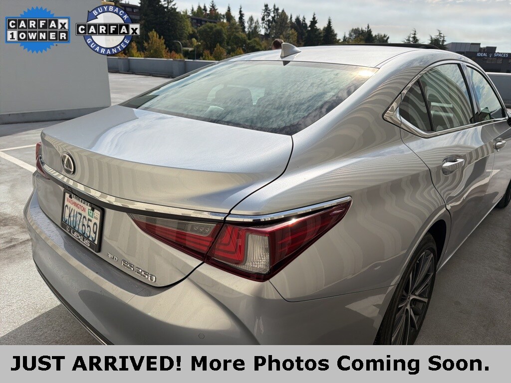2024 Lexus ES 250 Premium photo 3