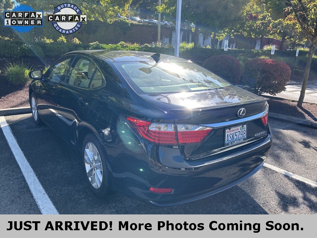 2015 Lexus ES 300h photo 4