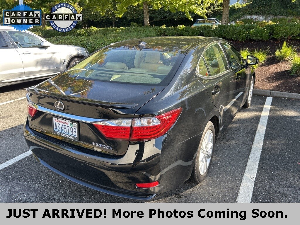 2015 Lexus ES 300h photo 3