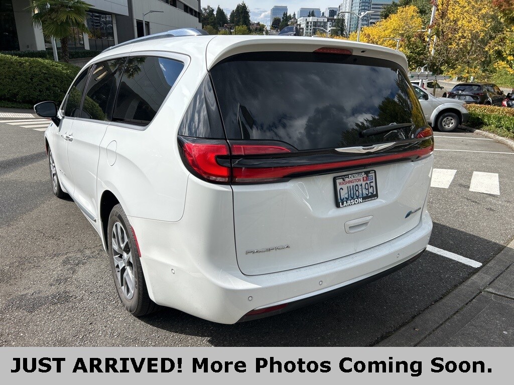 2023 Chrysler Pacifica Hybrid Pinnacle photo 3