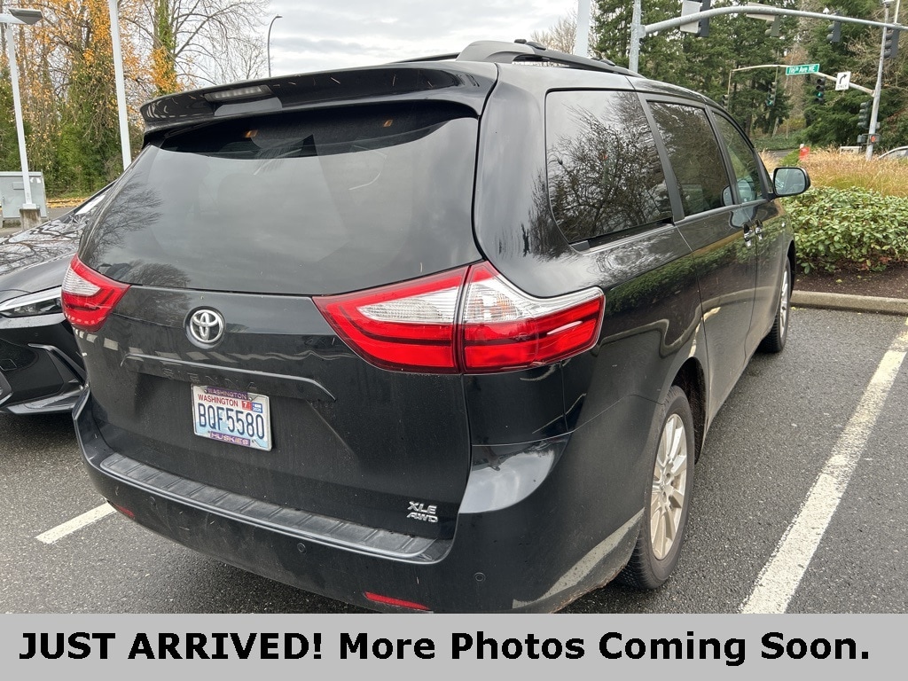 Used 2017 Toyota Sienna XLE Premium Minivan/Van