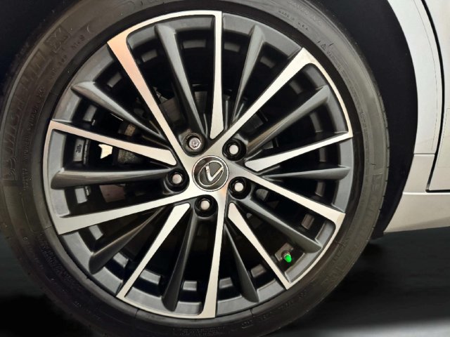 2025 Lexus ES 350 - Photo 29