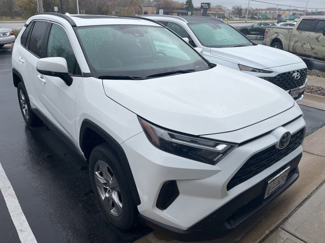 2022 Toyota RAV4 XLE photo 4