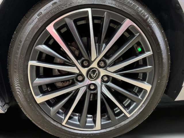 2025 Lexus ES 350 - Photo 31