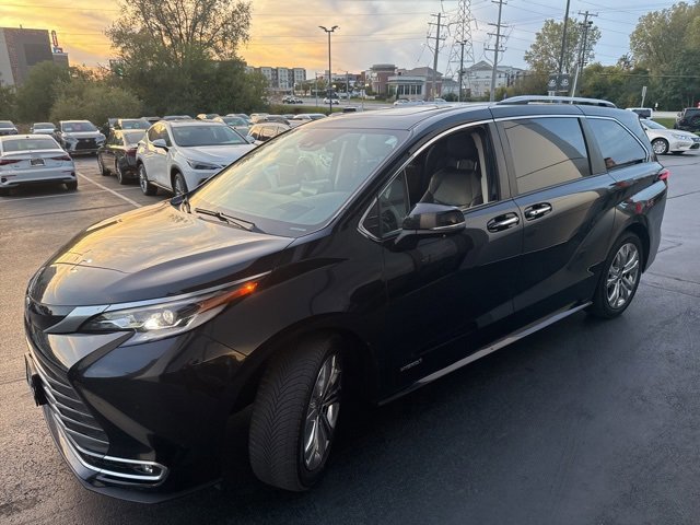 2021 Toyota Sienna Platinum photo 2