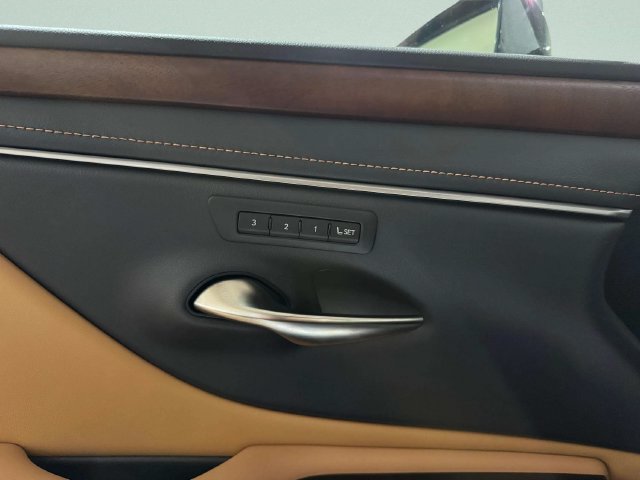 2025 Lexus ES 350 - Photo 18