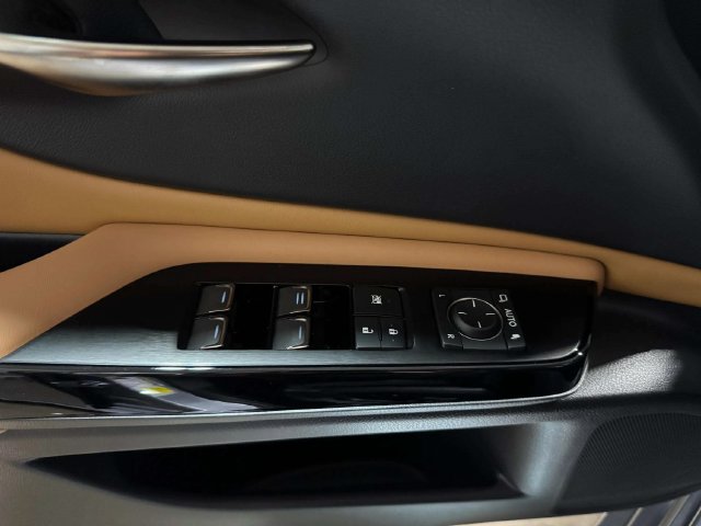 2025 Lexus ES 350 - Photo 17