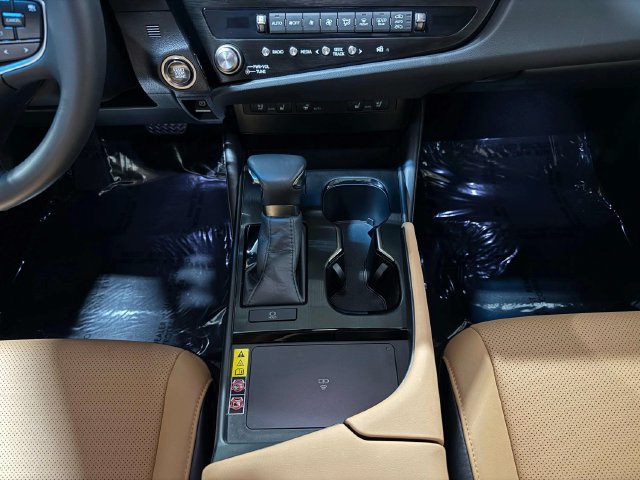 2025 Lexus ES 350 - Photo 19