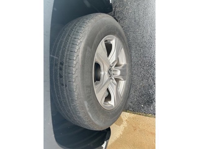 Used 2022 Toyota RAV4 XLE with VIN 2T3P1RFV0NW310185 for sale in Kansas City