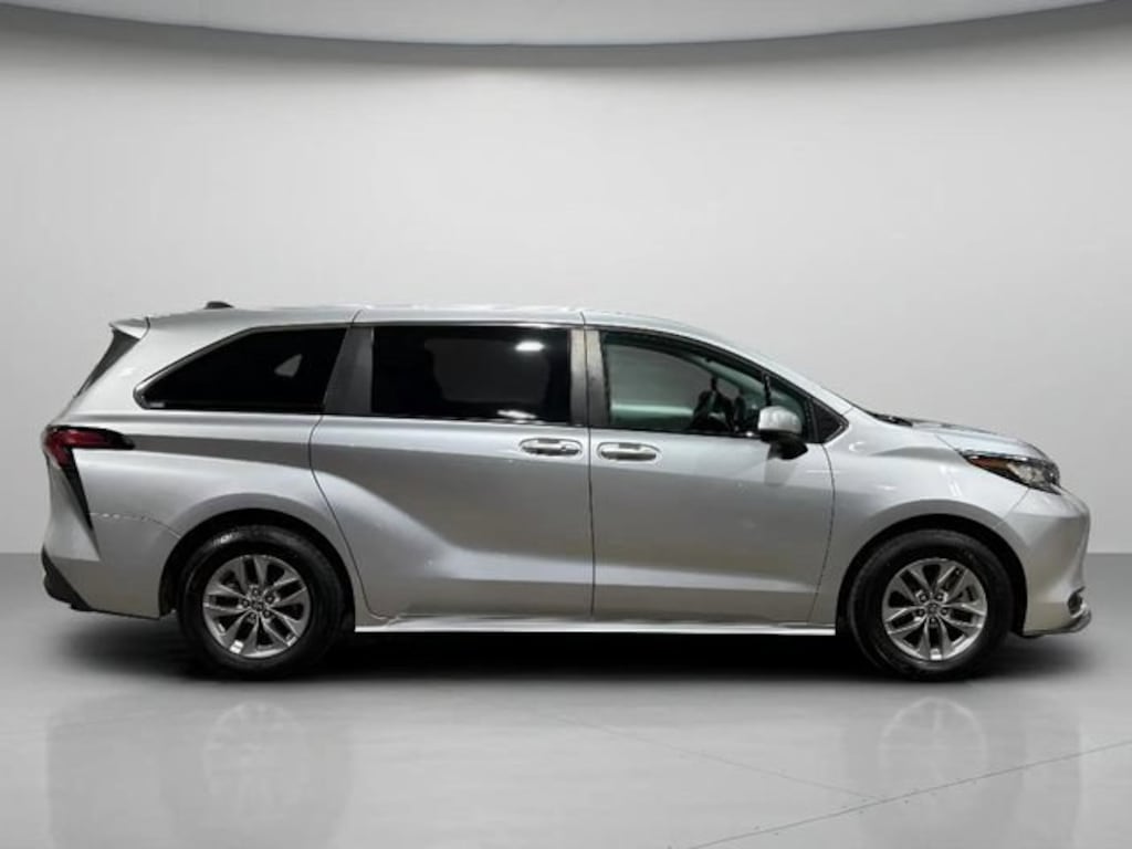 Used 2022 Toyota Sienna LE 8 Passenger Van Passenger Van