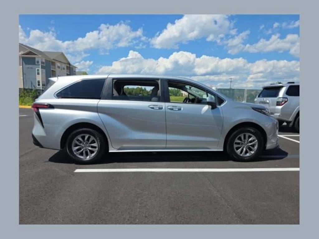 Used 2022 Toyota Sienna LE 8 Passenger Van Passenger Van