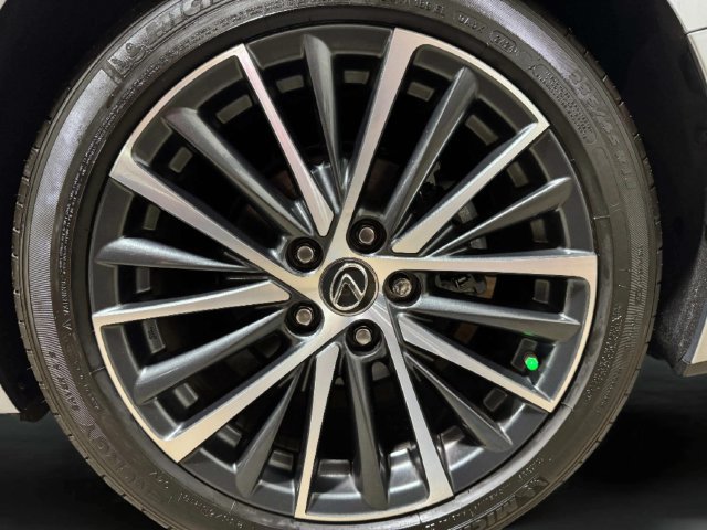 2025 Lexus ES 350 - Photo 30