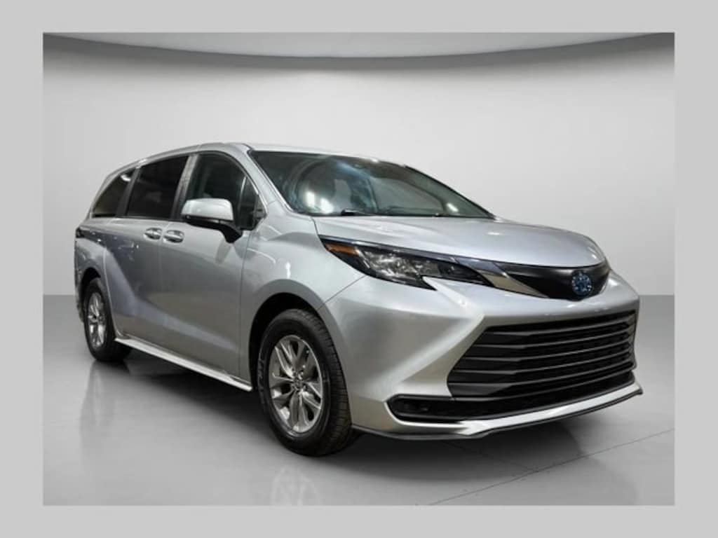 Used 2022 Toyota Sienna LE 8 Passenger Van Passenger Van