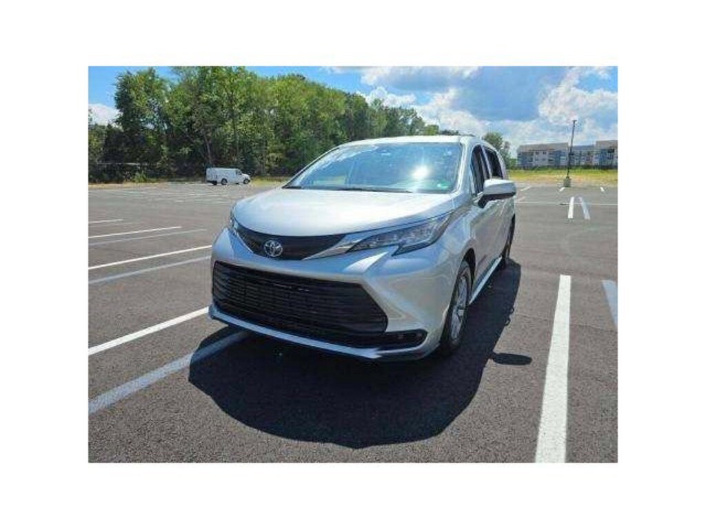 Used 2022 Toyota Sienna LE 8 Passenger Van Passenger Van