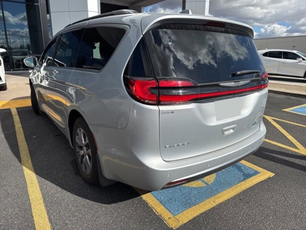 Used 2022 Chrysler Pacifica Hybrid Pinnacle Van Passenger Van