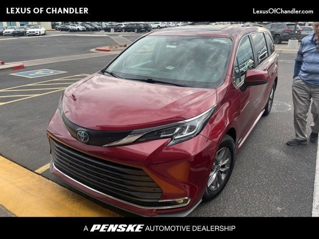 2021 Toyota Sienna XLE's photo