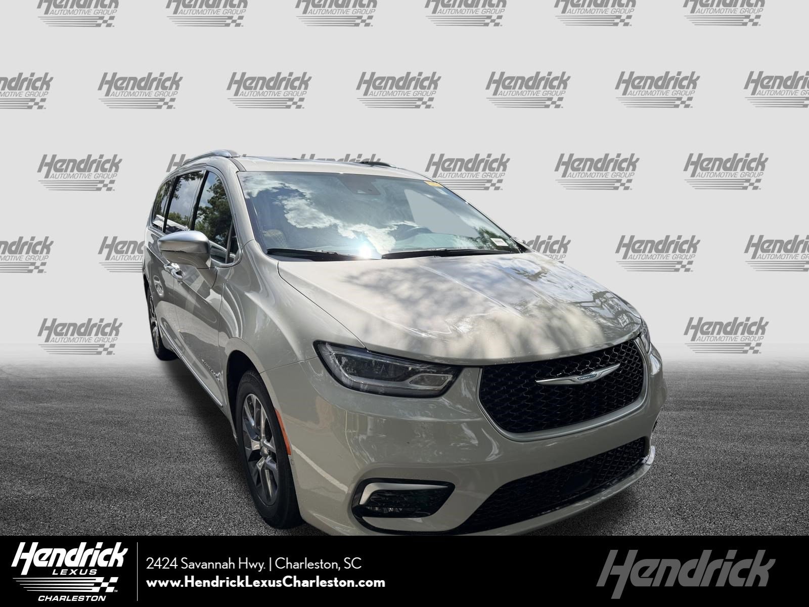 2021 Chrysler Pacifica Hybrid Pinnacle Hybrid's photo