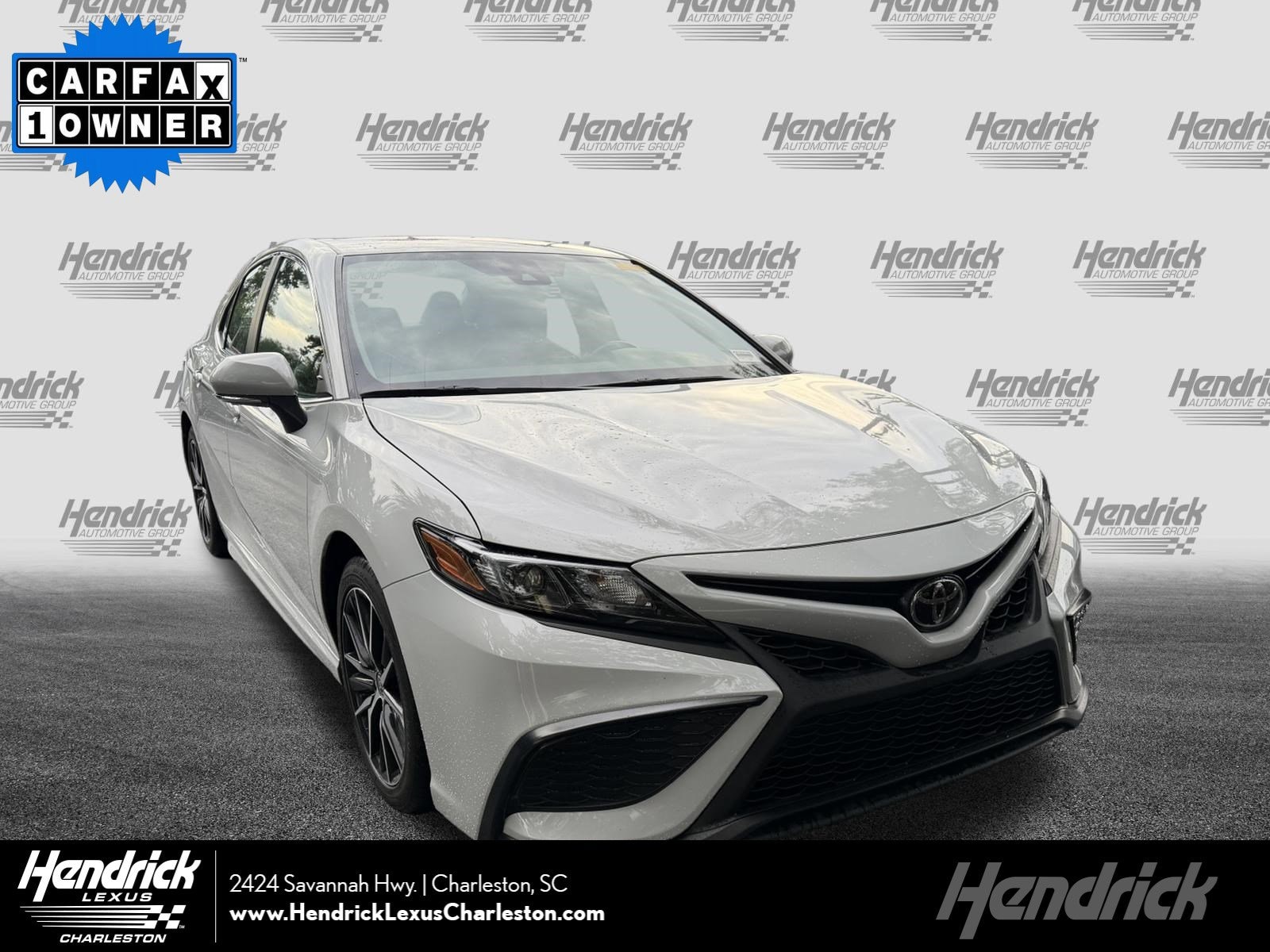 2023 Toyota Camry SE's photo