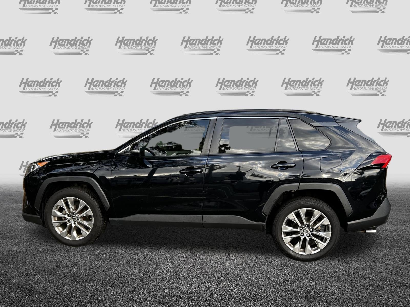 2019 Toyota RAV4 XLE Premium photo 4