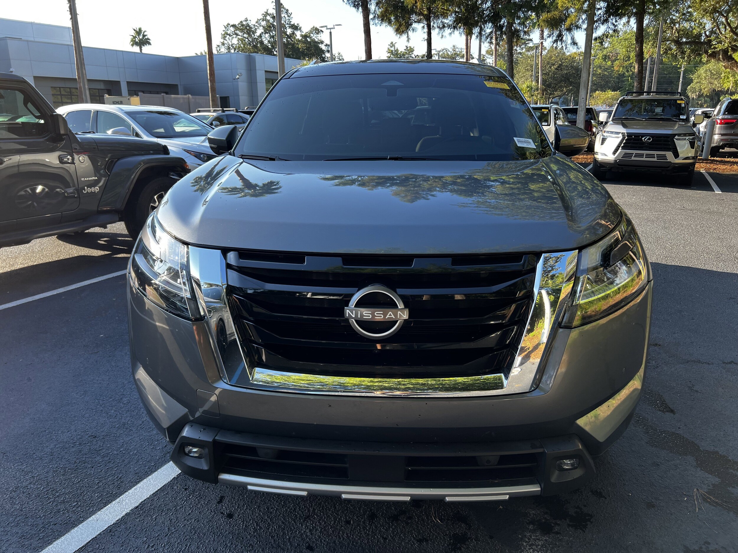 2022 Nissan Pathfinder SL photo 2
