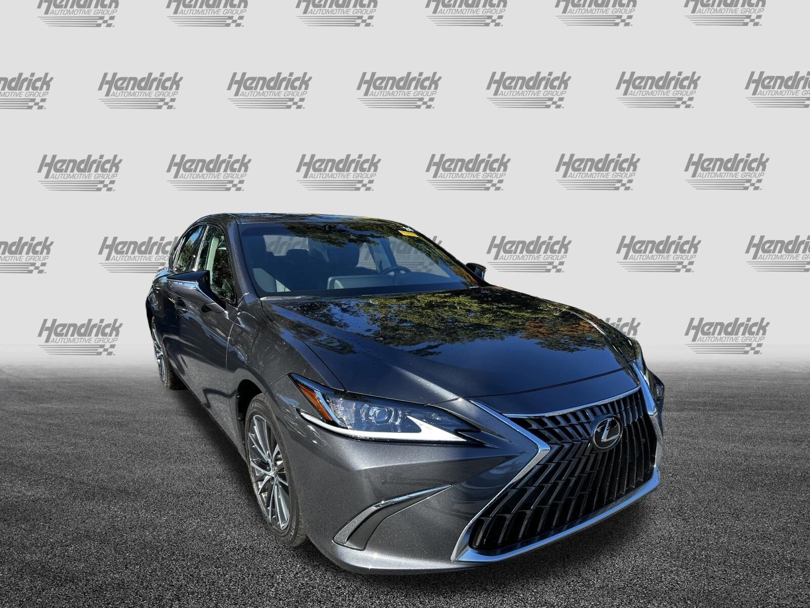 2025 Lexus ES 300h photo 2