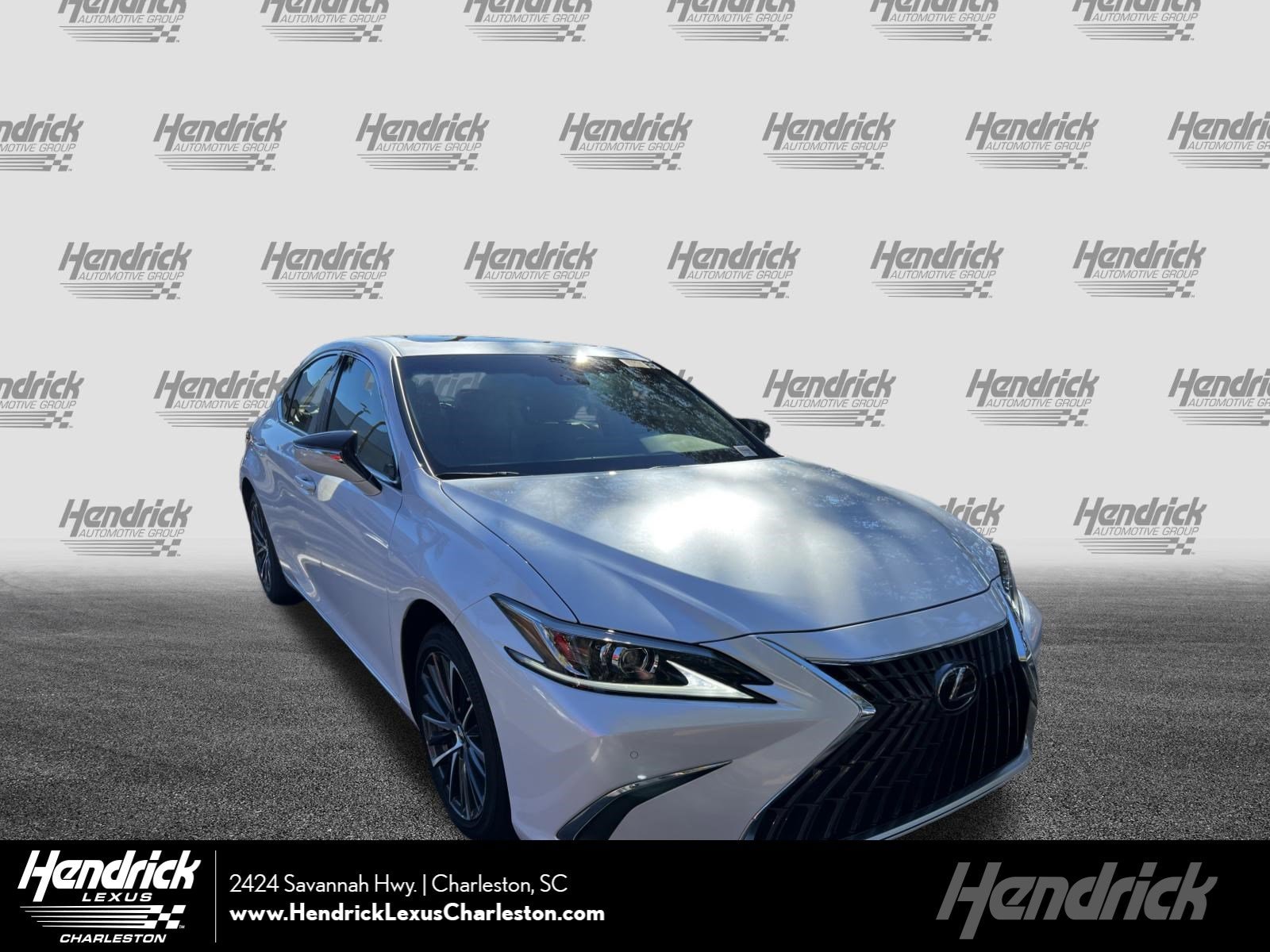 2025 Lexus ES Hybrid 300h's photo