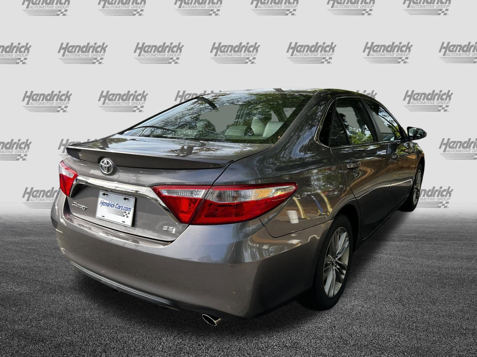 2017 Toyota Camry SE photo 3