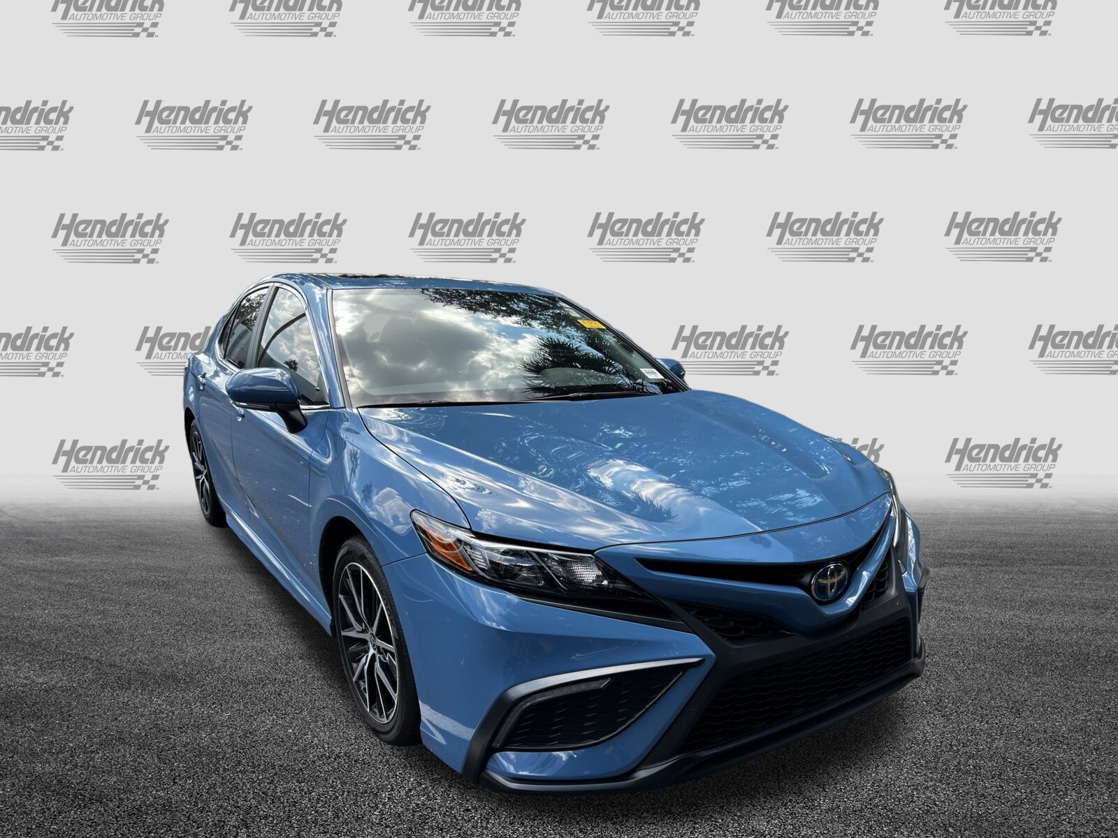 2023 Toyota Camry Hybrid SE photo 2