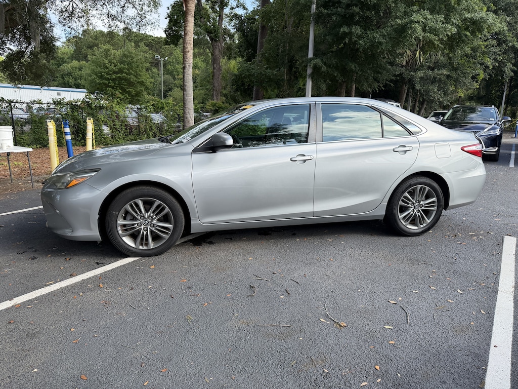 Used 2016 Toyota Camry SE Sedan